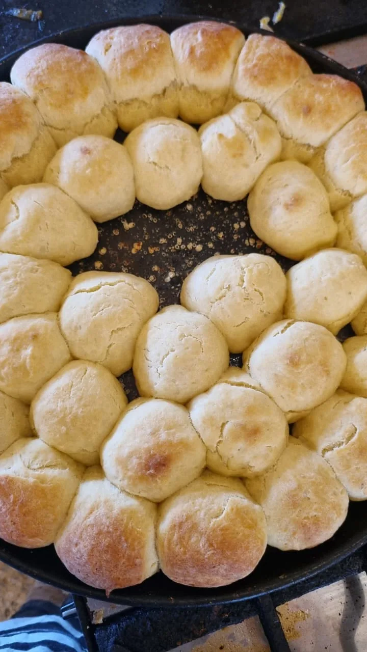 Pancitos caseros recién horneados en una sartén de hierro